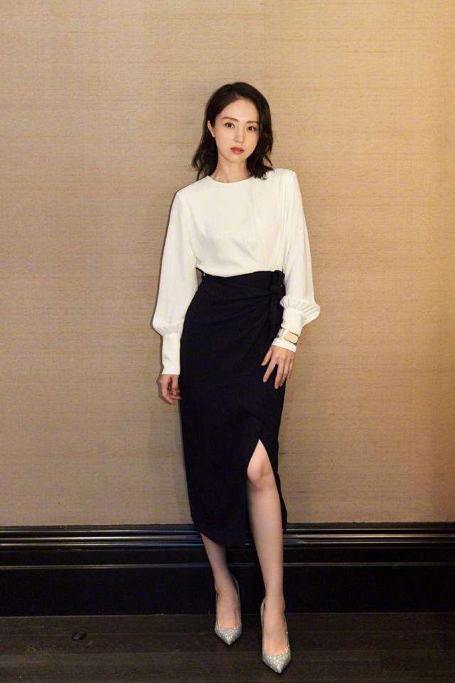 尚密码白鞋与黑裙的梦幻碰撞AG真人app解锁冬日时(图2)