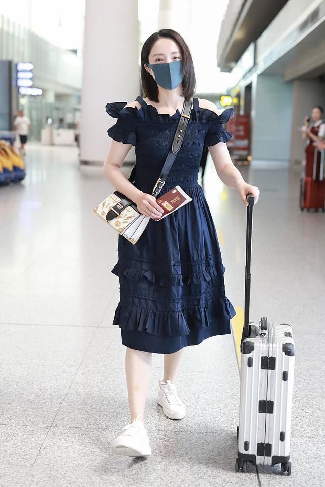 尚密码白鞋与黑裙的梦幻碰撞AG真人app解锁冬日时(图5)