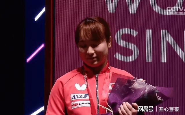颁奖现场王曼昱无表情引发关注。AG真人网页孙颖莎夺冠多哈女单(图2)