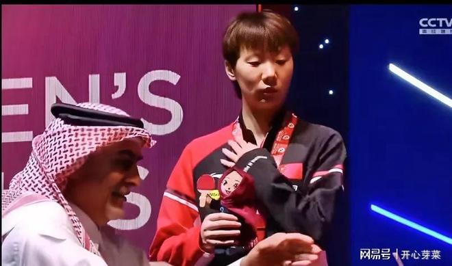 颁奖现场王曼昱无表情引发关注。AG真人网页孙颖莎夺冠多哈女单(图4)
