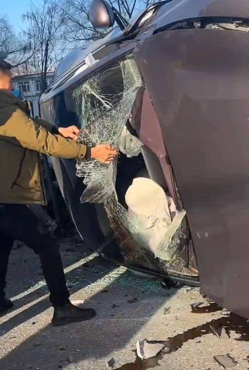 卷入车底现场惨烈人工智能仍可正常使用AG真人平台又一起！小米SU7惨被(图2)