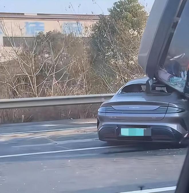卷入车底现场惨烈人工智能仍可正常使用AG真人平台又一起！小米SU7惨被(图6)