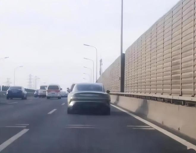 卷入车底现场惨烈人工智能仍可正常使用AG真人平台又一起！小米SU7惨被(图7)