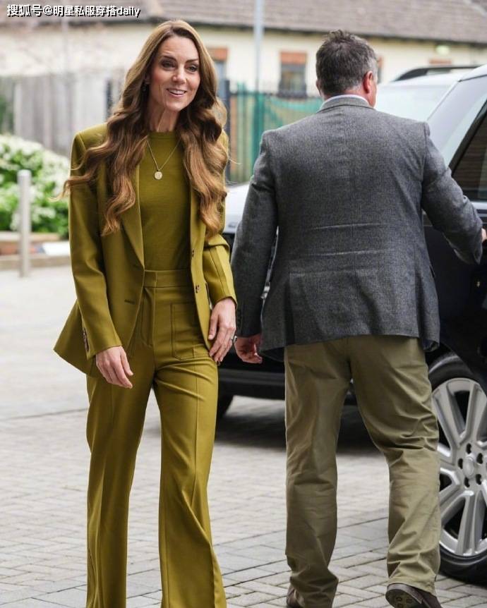 “彩色”西装穿橄榄绿西装戴绿紫水晶耳环贵