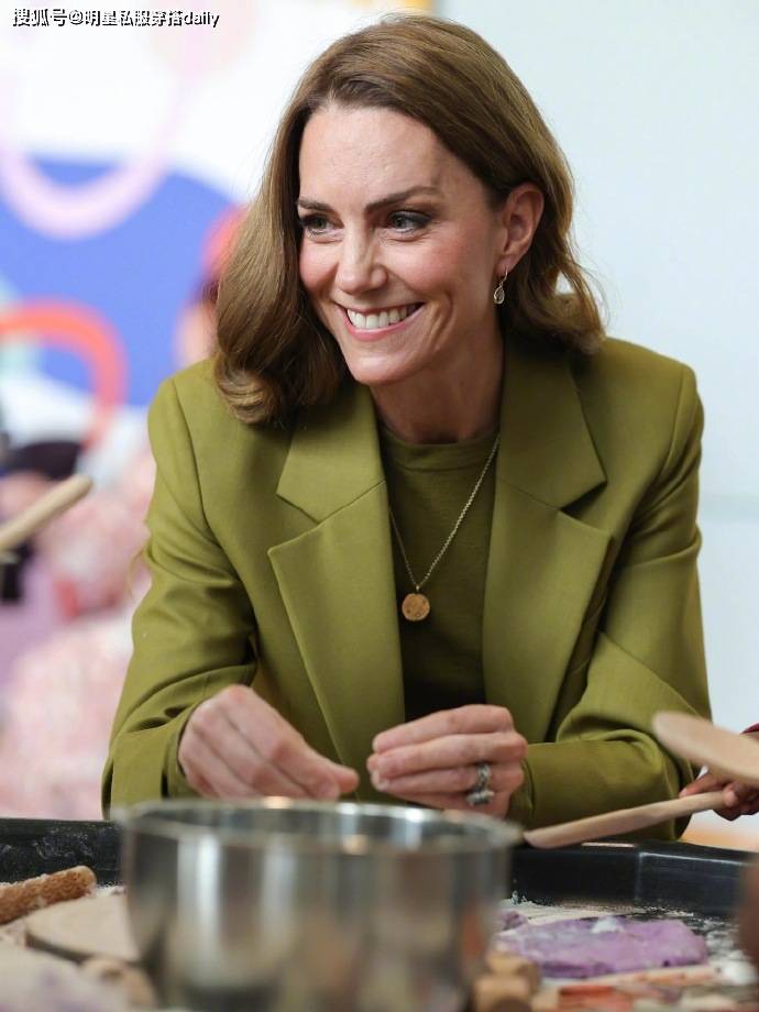 “彩色”西装穿橄榄绿西装戴绿紫水晶耳环贵气高级AG真人游戏地址凯特王妃恢复健康后越来越越爱(图3)