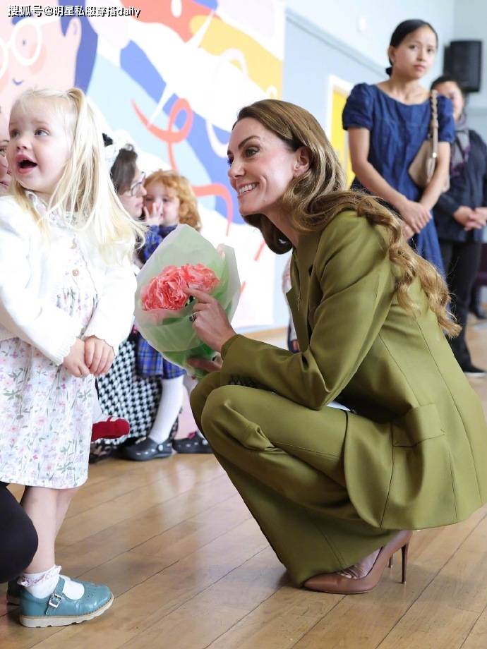 “彩色”西装穿橄榄绿西装戴绿紫水晶耳环贵气高级AG真人游戏地址凯特王妃恢复健康后越来越越爱(图4)