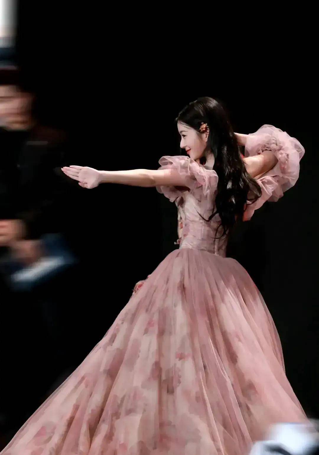 ！个子高纤巧气自华彻底秒了包上恩哈尼克孜