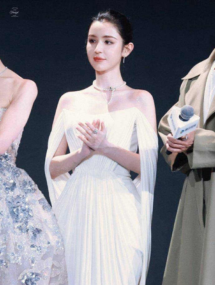 ！个子高纤巧气自华彻底秒了包上恩哈尼克孜AG真人百家家乐app才发现陈都灵这么美(图2)