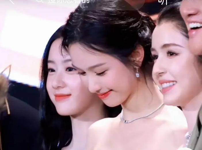 ！个子高纤巧气自华彻底秒了包上恩哈尼克孜AG真人百家家乐app才发现陈都灵这么美(图3)