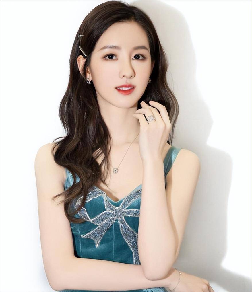 ！个子高纤巧气自华彻底秒了包上恩哈尼克孜AG真人百家家乐app才发现陈都灵这么美(图4)