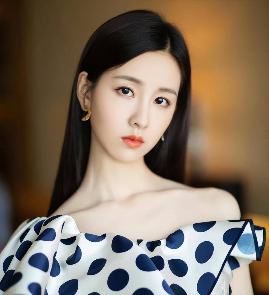 ！个子高纤巧气自华彻底秒了包上恩哈尼克孜AG真人百家家乐app才发现陈都灵这么美(图5)