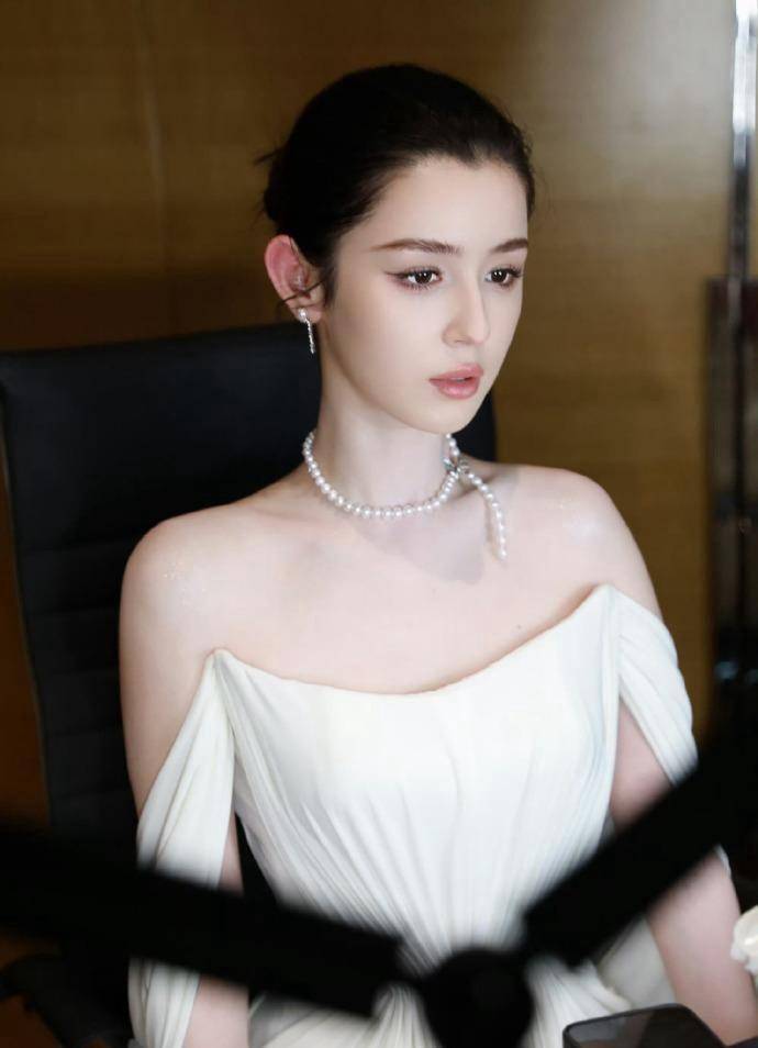 ！个子高纤巧气自华彻底秒了包上恩哈尼克孜AG真人百家家乐app才发现陈都灵这么美(图6)