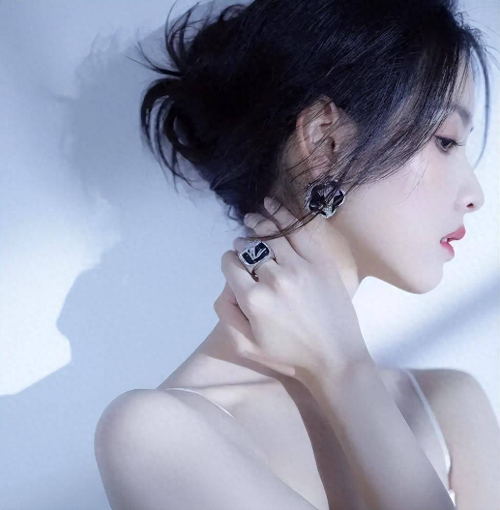 ！个子高纤巧气自华彻底秒了包上恩哈尼克孜AG真人百家家乐app才发现陈都灵这么美(图7)