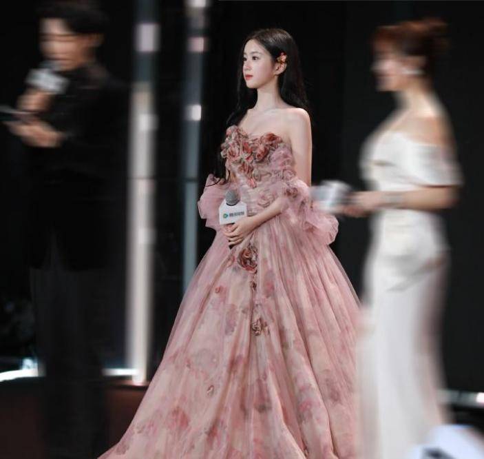 ！个子高纤巧气自华彻底秒了包上恩哈尼克孜AG真人百家家乐app才发现陈都灵这么美(图10)