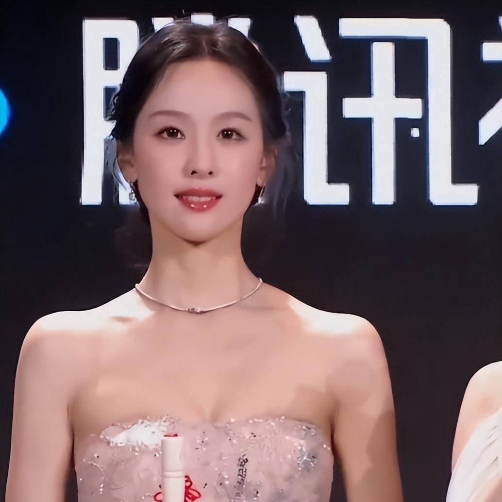 ！个子高纤巧气自华彻底秒了包上恩哈尼克孜AG真人百家家乐app才发现陈都灵这么美(图11)