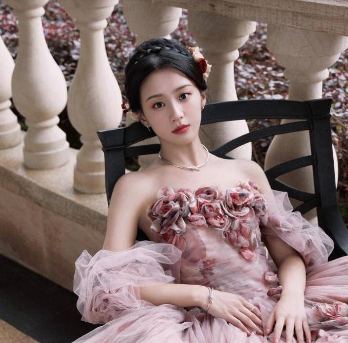 ！个子高纤巧气自华彻底秒了包上恩哈尼克孜AG真人百家家乐app才发现陈都灵这么美(图12)