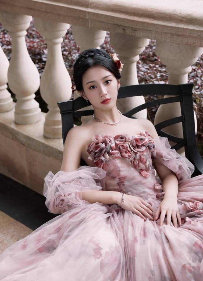 ！个子高纤巧气自华彻底秒了包上恩哈尼克孜AG真人百家家乐app才发现陈都灵这么美(图13)