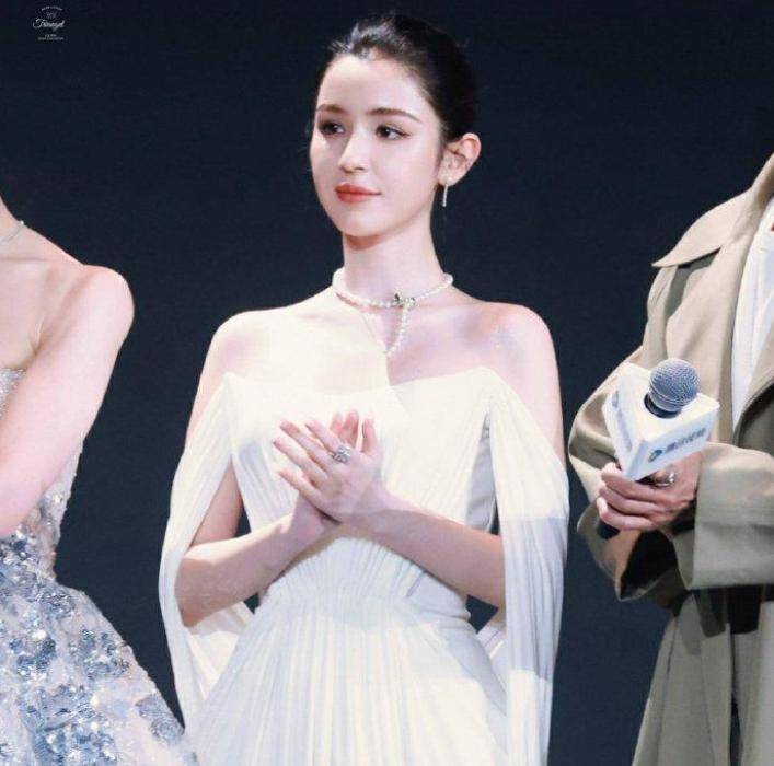 ！个子高纤巧气自华彻底秒了包上恩哈尼克孜AG真人百家家乐app才发现陈都灵这么美(图14)