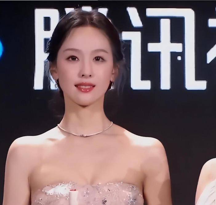 ！个子高纤巧气自华彻底秒了包上恩哈尼克孜AG真人百家家乐app才发现陈都灵这么美(图15)