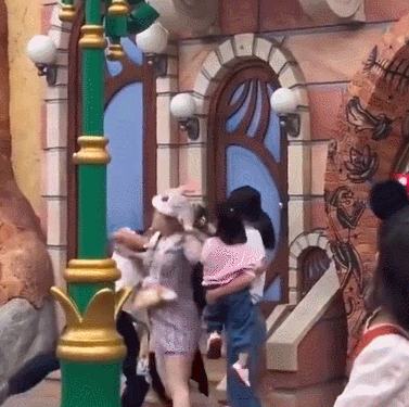 客打架事件格子女被扒光夫妻俩太过分AG真人登录后续来了上海迪士尼游(图3)