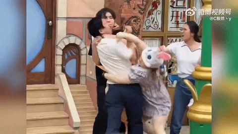 客打架事件格子女被扒光夫妻俩太过分AG真人登录后续来了上海迪士尼游(图5)