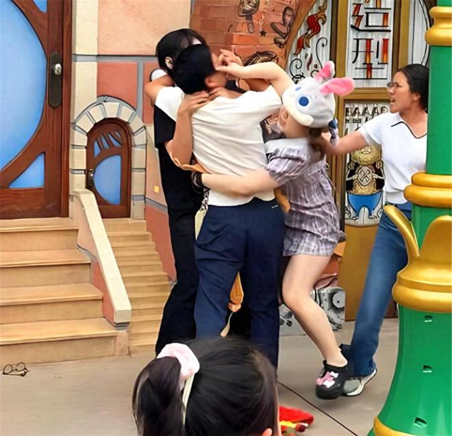 客打架事件格子女被扒光夫妻俩太过分AG真人登录后续来了上海迪士尼游(图9)
