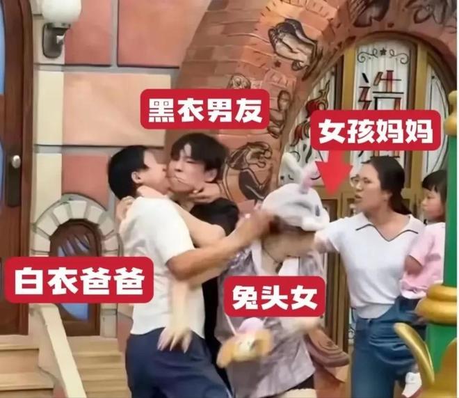 客打架事件格子女被扒光夫妻俩太过分AG真人登录后续来了上海迪士尼游(图7)