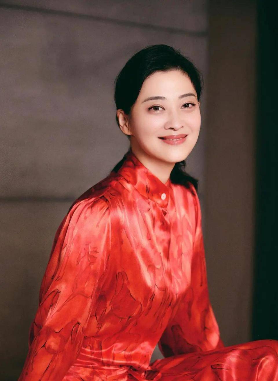 袭红裙配低马尾美得张扬又高级AG真人梅婷分享最新美照一(图3)